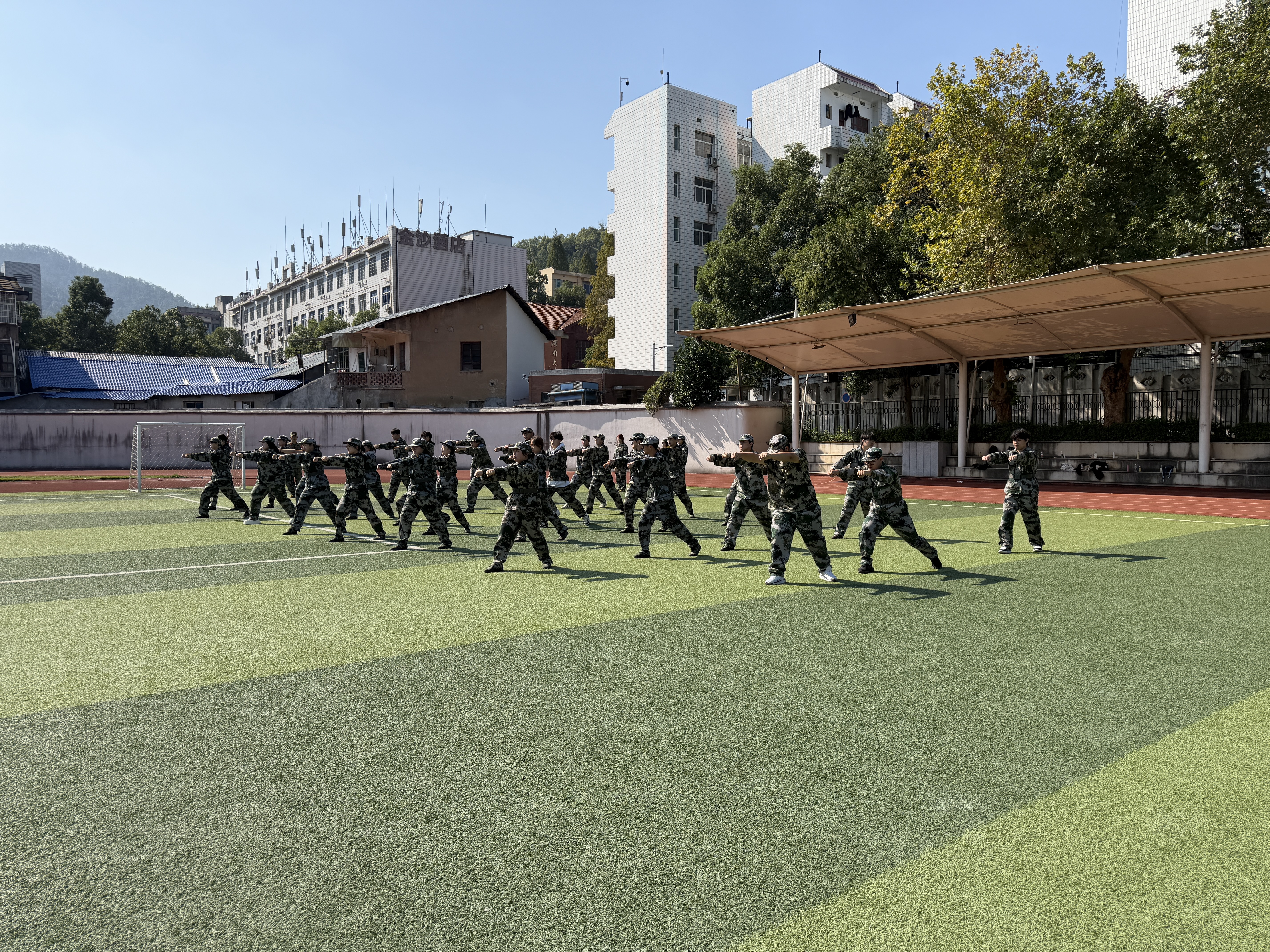 【出国留学】沙场砺兵卷秋风，汗铸青春启征程——远程与继续教育学院出国留学培训基地2025级新生军训掠影