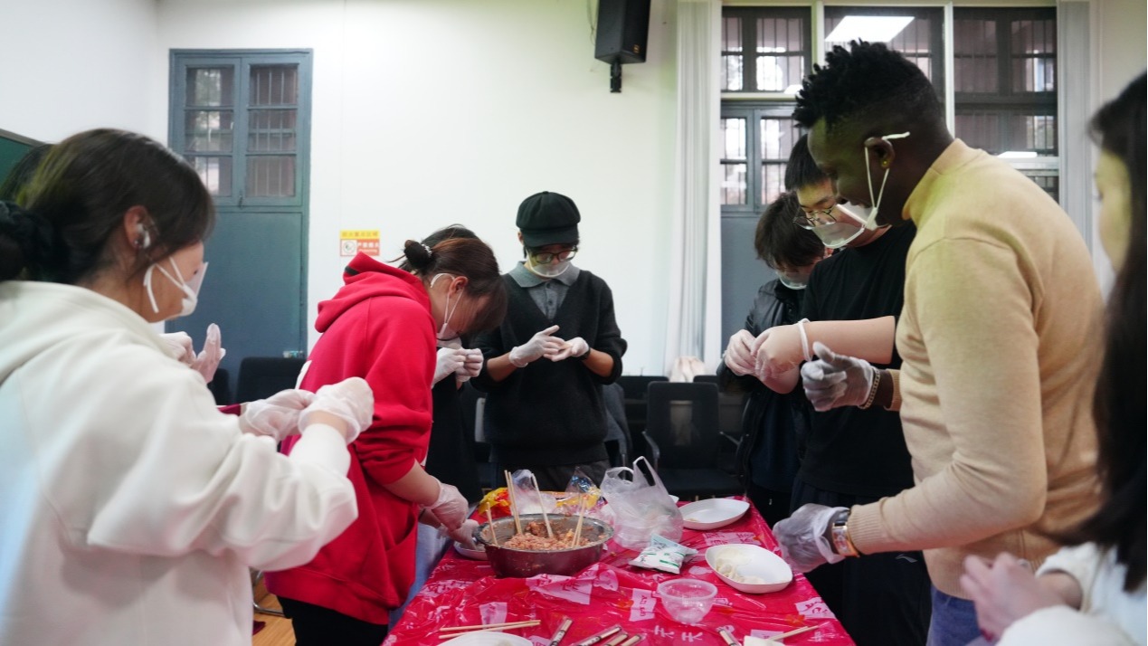 【出国留学】冬至余韵长，饺香满湖湘——留学基地师生同乐迎新年