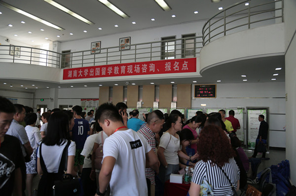 火爆的咨询场面_副本.jpg