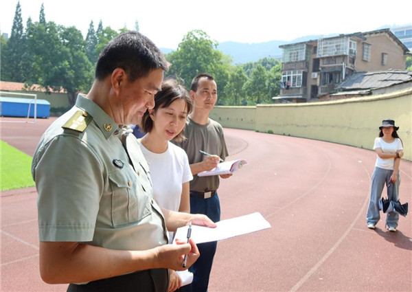 武装部副部长戴谋元参观留学基地2019级新生军训板报展