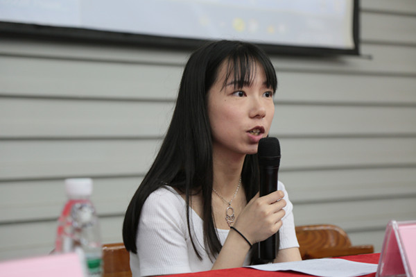 学生代表贺璟钰发言_副本.jpg