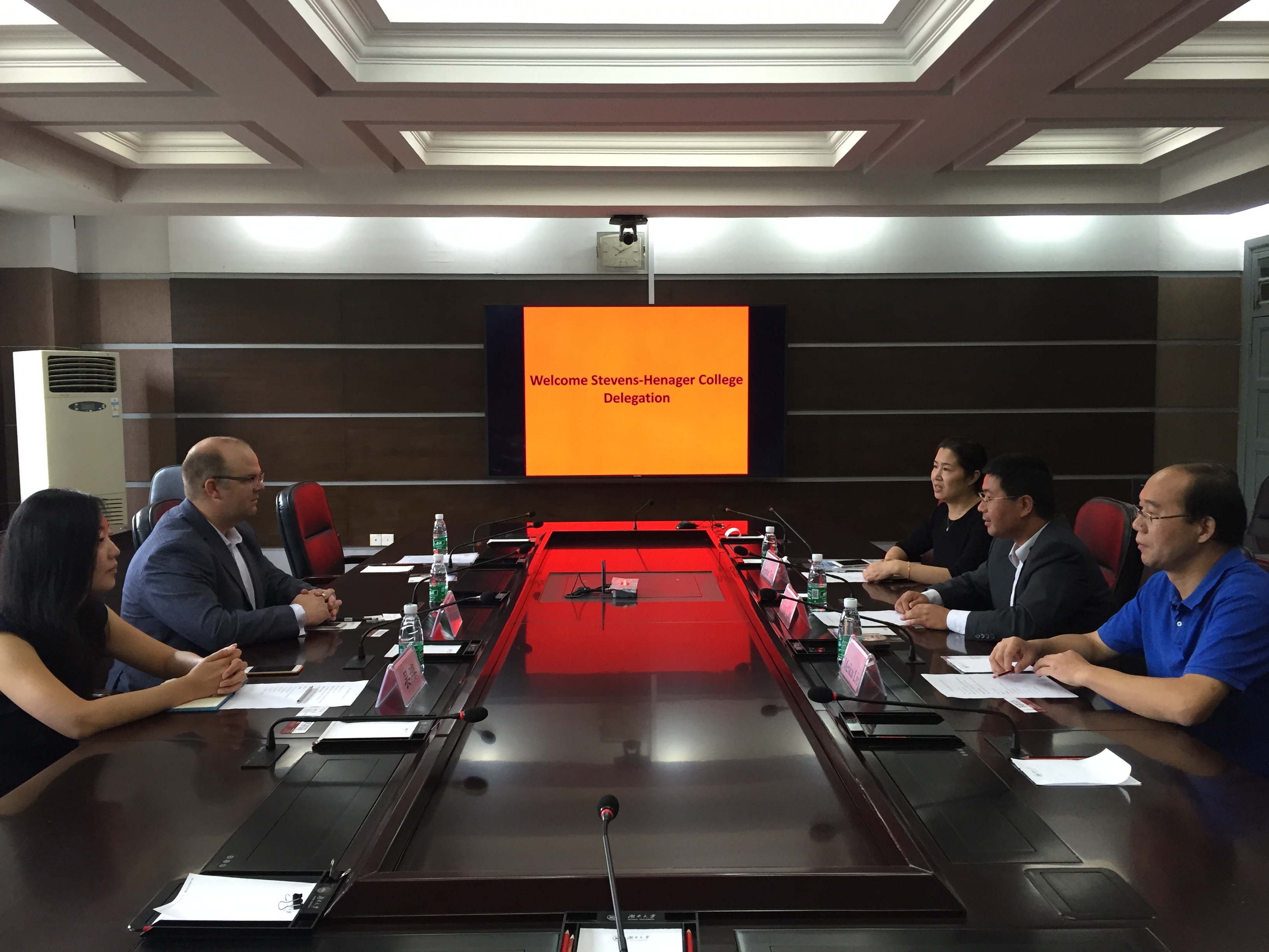 湖南大学与美国海格斯大学共同签订硕士“1+1”项目合作协议