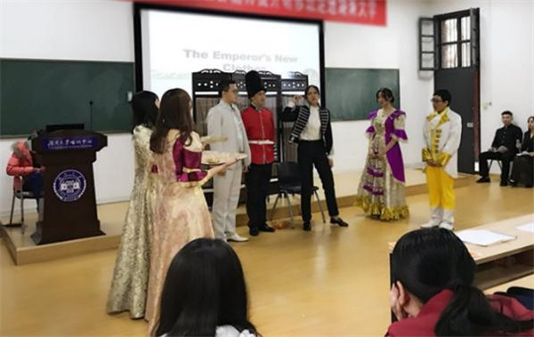 管理一班《皇帝的新衣服》
